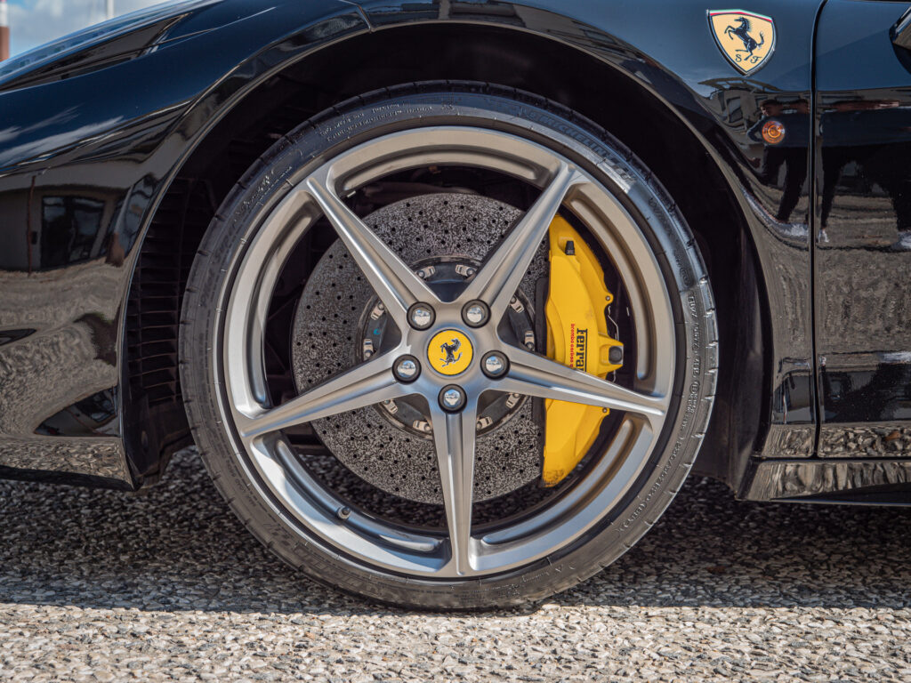 Jantes avec étrier de frein jaune – FERRARI – 458 Italia – 2012 – Nero – 570 ch – V8 Atmosphérique – 34 900 km – Transmission : Sequentielle – Origine Allemagne – Privaty Cars – Commerce de voitures de sport luxe et premium entre Bordeaux et Nantes