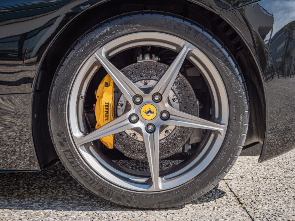 Jantes avec étrier de frein jaune – FERRARI – 458 Italia – 2012 – Nero – 570 ch – V8 Atmosphérique – 34 900 km – Transmission : Sequentielle – Origine Allemagne – Privaty Cars – Vente de véhicules d’investissement et de collection près de Poitiers