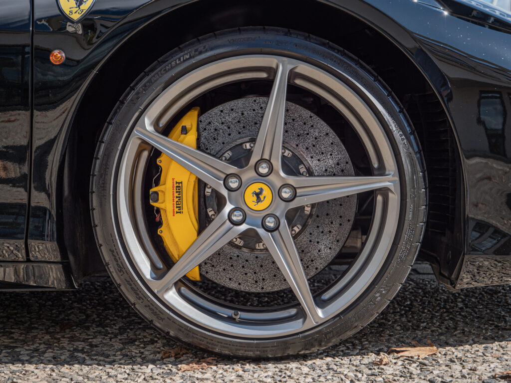 Jantes avec étriers de frein jaunes – FERRARI – 458 Italia – 2012 – Nero – 570 ch – V8 Atmosphérique – 34 900 km – Transmission : Sequentielle – Origine Allemagne – Privaty Cars – Spécialiste indépendant Porsche, Ferrari et McLaren entre Bordeaux et Nantes