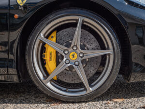 Jantes avec étriers de frein jaunes – FERRARI – 458 Italia – 2012 – Nero – 570 ch – V8 Atmosphérique – 34 900 km – Transmission : Sequentielle – Origine Allemagne – Privaty Cars – Spécialiste indépendant Porsche, Ferrari et McLaren entre Bordeaux et Nantes