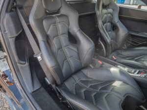 Sièges baquets en cuir – FERRARI – 458 Italia – 2012 – Nero – 570 ch – V8 Atmosphérique – 34 900 km – Transmission : Sequentielle – Origine Allemagne – Privaty Cars – Commerce de voitures de sport luxe et premium entre Bordeaux et Nantes