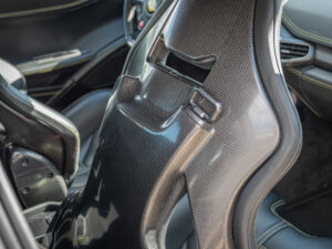 Sièges baquets en carbone – FERRARI – 458 Italia – 2012 – Nero – 570 ch – V8 Atmosphérique – 34 900 km – Transmission : Sequentielle – Origine Allemagne – Privaty Cars – Mandat de vente pour automobiles de luxe en Charente-Maritime