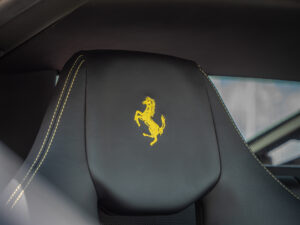 Sièges baquets en cuir avec logo – FERRARI – 458 Italia – 2012 – Nero – 570 ch – V8 Atmosphérique – 34 900 km – Transmission : Sequentielle – Origine Allemagne – Privaty Cars – Reprise cash de voitures de luxe sans obligation d’achat dans l’Ouest de la France