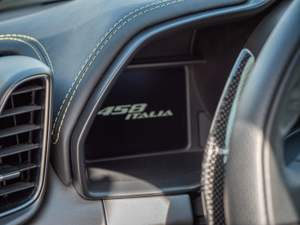 Tableau de bord – FERRARI – 458 Italia – 2012 – Nero – 570 ch – V8 Atmosphérique – 34 900 km – Transmission : Sequentielle – Origine Allemagne – Privaty Cars – Achat et vente de voitures de luxe d’occasion à 2 heures de Paris en TGV