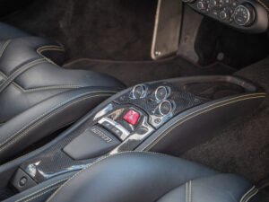 Console centrale avec boutons de commande – FERRARI – 458 Italia – 2012 – Nero – 570 ch – V8 Atmosphérique – 34 900 km – Transmission : Sequentielle – Origine Allemagne – Privaty Cars – Achat et vente de supercars d’occasion en Nouvelle-Aquitaine