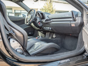 Sièges en cuir avec surpiqûres contrastées – FERRARI – 458 Italia – 2012 – Nero – 570 ch – V8 Atmosphérique – 34 900 km – Transmission : Sequentielle – Origine Allemagne – Privaty Cars – Vente de voitures de prestige d’occasion en Charente-Maritime