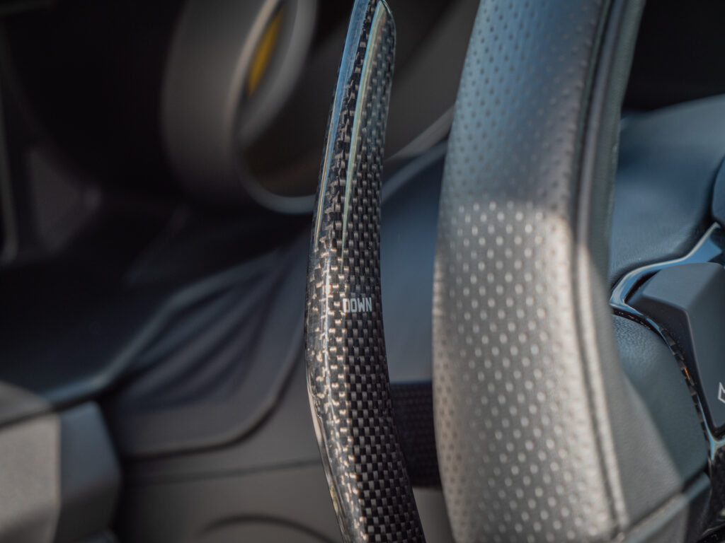 Levier de changement de vitesse en carbone – FERRARI – 458 Italia – 2012 – Nero – 570 ch – V8 Atmosphérique – 34 900 km – Transmission : Sequentielle – Origine Allemagne – Privaty Cars – Vente de voitures de prestige d’occasion à La Rochelle