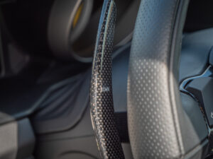 Levier de changement de vitesse en carbone – FERRARI – 458 Italia – 2012 – Nero – 570 ch – V8 Atmosphérique – 34 900 km – Transmission : Sequentielle – Origine Allemagne – Privaty Cars – Vente de voitures de prestige d’occasion à La Rochelle