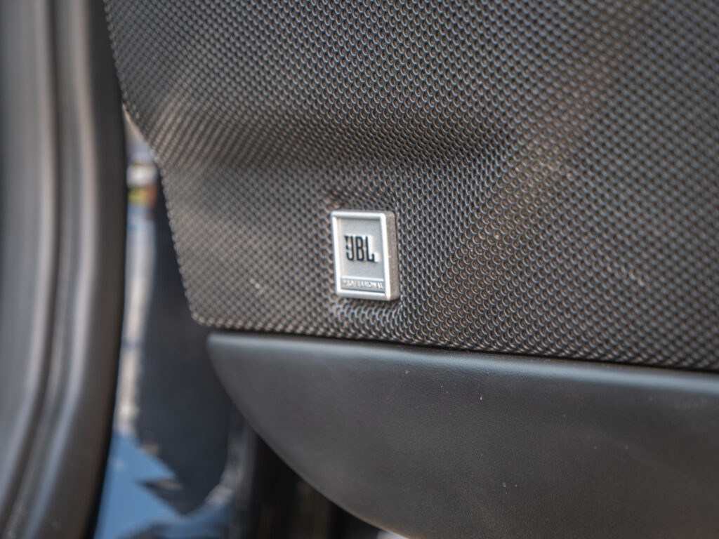 Haut-parleur intégré dans la portière – FERRARI – 458 Italia – 2012 – Nero – 570 ch – V8 Atmosphérique – 34 900 km – Transmission : Sequentielle – Origine Allemagne – Privaty Cars – Courtage automobile FERRARI proche de Nantes