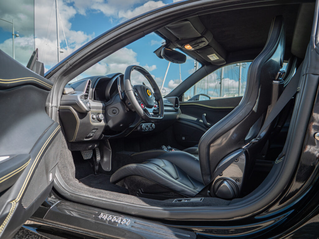 Sièges baquets en cuir – FERRARI – 458 Italia – 2012 – Nero – 570 ch – V8 Atmosphérique – 34 900 km – Transmission : Sequentielle – Origine Allemagne – Privaty Cars – Dépôt-vente de voitures de sport et véhicules d’exception proche de Nantes