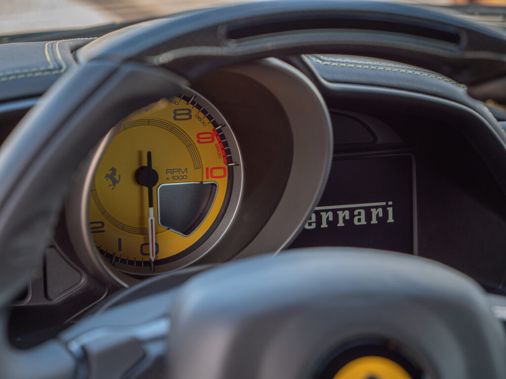 Tableau de bord – FERRARI – 458 Italia – 2012 – Nero – 570 ch – V8 Atmosphérique – 34 900 km – Transmission : Sequentielle – Origine Allemagne – Privaty Cars – Recherche personnalisée de modèles FERRARI entre Bordeaux et Nantes