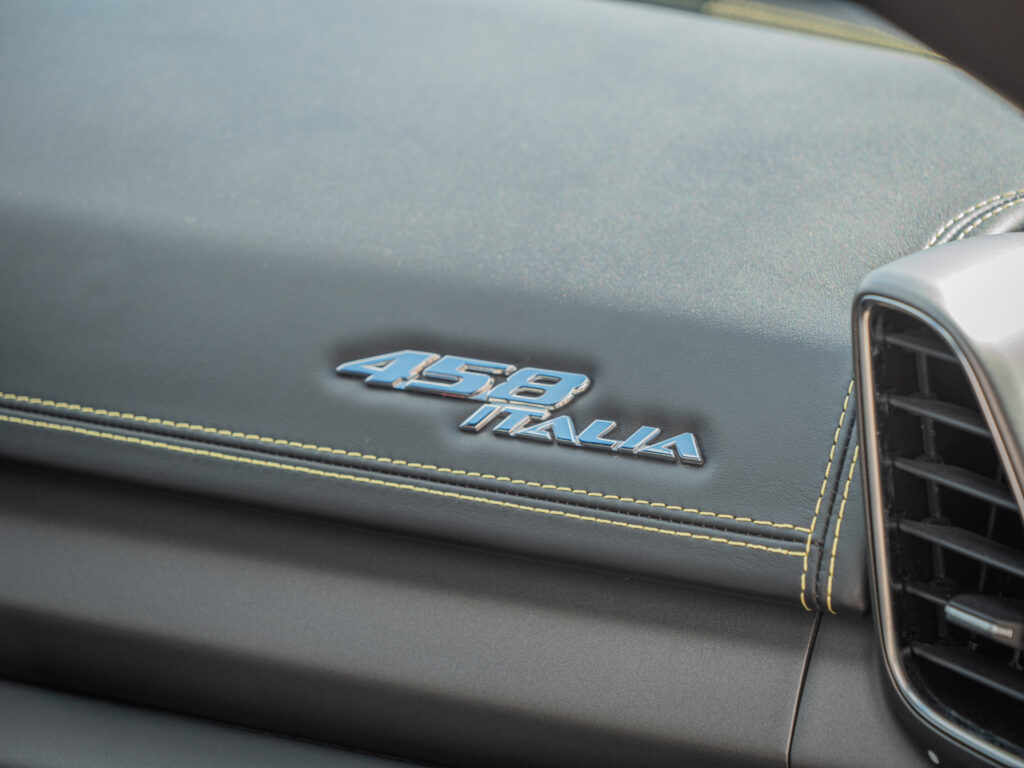 Tableau de bord – FERRARI – 458 Italia – 2012 – Nero – 570 ch – V8 Atmosphérique – 34 900 km – Transmission : Sequentielle – Origine Allemagne – Privaty Cars – Gestion de vente de voitures de collection et youngtimers en Nouvelle-Aquitaine