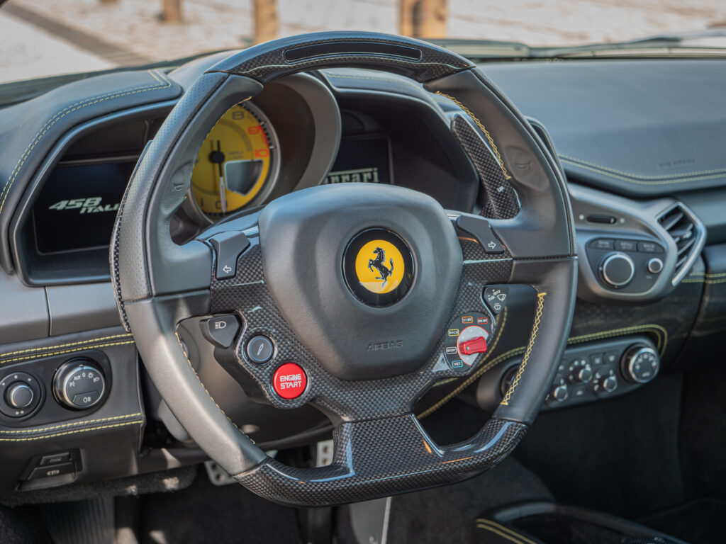 Volant – FERRARI – 458 Italia – 2012 – Nero – 570 ch – V8 Atmosphérique – 34 900 km – Transmission : Sequentielle – Origine Allemagne – Privaty Cars – Vente de véhicules d’investissement et de collection à La Rochelle