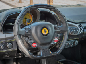 Volant – FERRARI – 458 Italia – 2012 – Nero – 570 ch – V8 Atmosphérique – 34 900 km – Transmission : Sequentielle – Origine Allemagne – Privaty Cars – Vente de véhicules d’investissement et de collection à La Rochelle