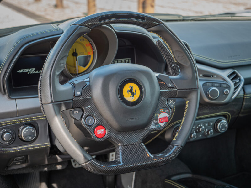Volant – FERRARI – 458 Italia – 2012 – Nero – 570 ch – V8 Atmosphérique – 34 900 km – Transmission : Sequentielle – Origine Allemagne – Privaty Cars – Vente de véhicules d’investissement et de collection à La Rochelle