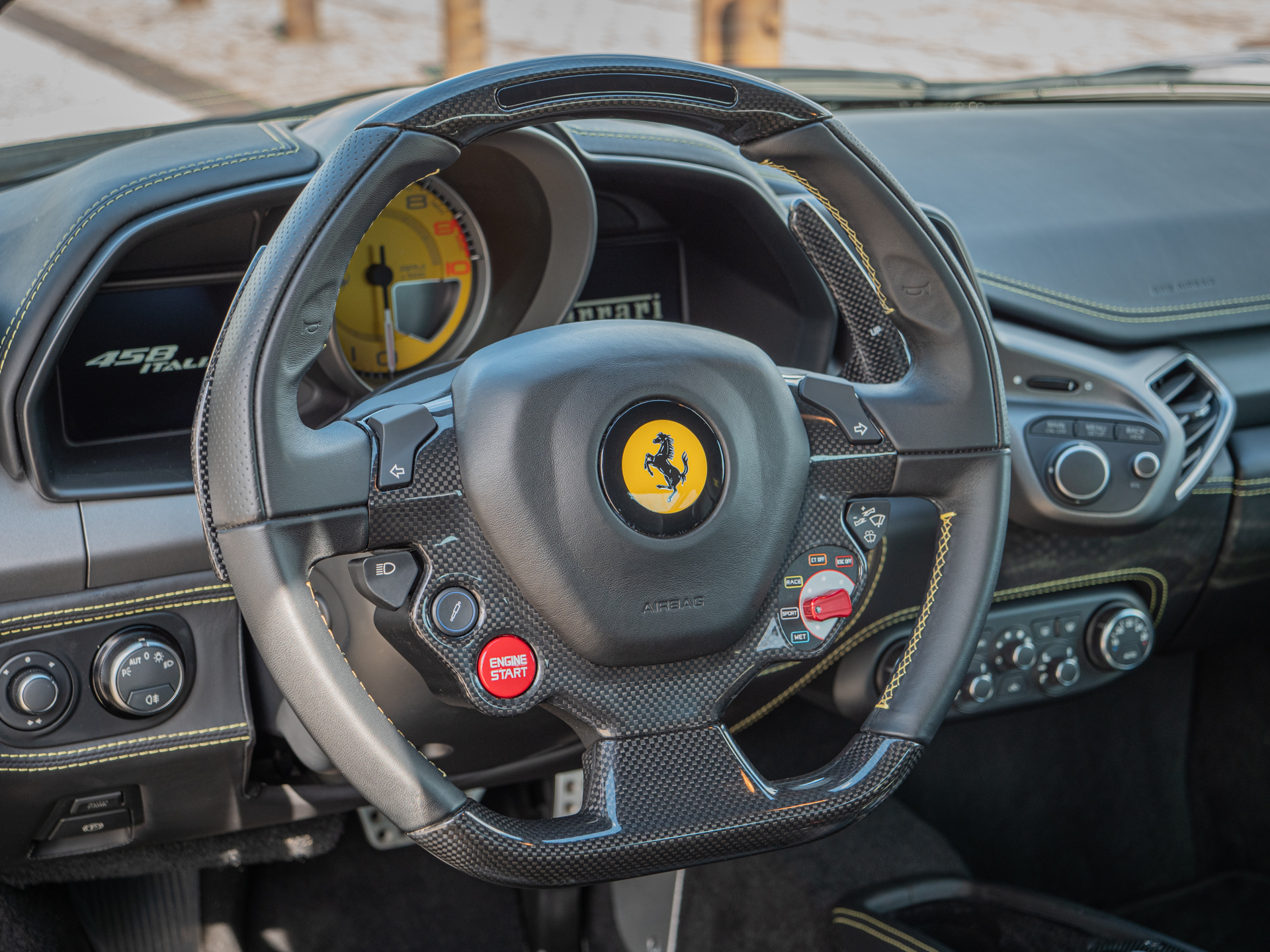 Volant – FERRARI – 458 Italia – 2012 – Nero – 570 ch – V8 Atmosphérique – 34 900 km – Transmission : Sequentielle – Origine Allemagne – Privaty Cars – Vente de véhicules d’investissement et de collection à La Rochelle