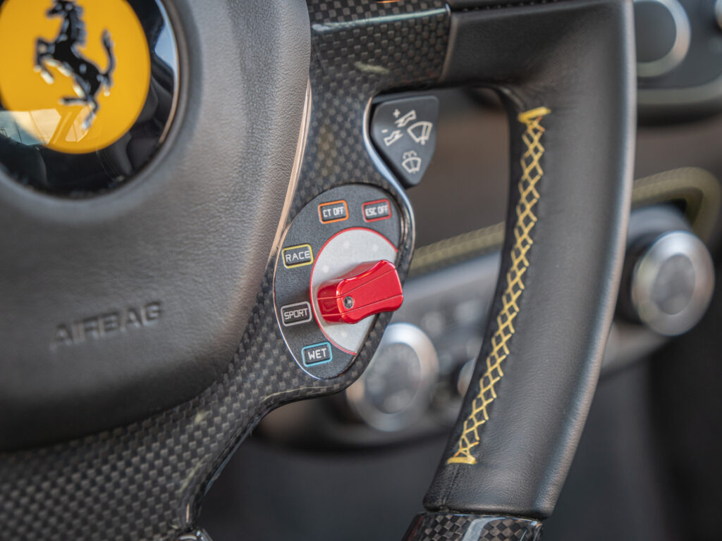 Volant – FERRARI – 458 Italia – 2012 – Nero – 570 ch – V8 Atmosphérique – 34 900 km – Transmission : Sequentielle – Origine Allemagne – Privaty Cars – Conciergerie automobile pour véhicules de sport à 2 heures de Paris en TGV