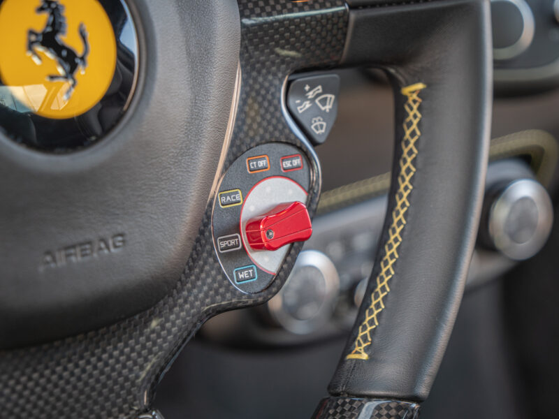 Volant – FERRARI – 458 Italia – 2012 – Nero – 570 ch – V8 Atmosphérique – 34 900 km – Transmission : Sequentielle – Origine Allemagne – Privaty Cars – Conciergerie automobile pour véhicules de sport à 2 heures de Paris en TGV