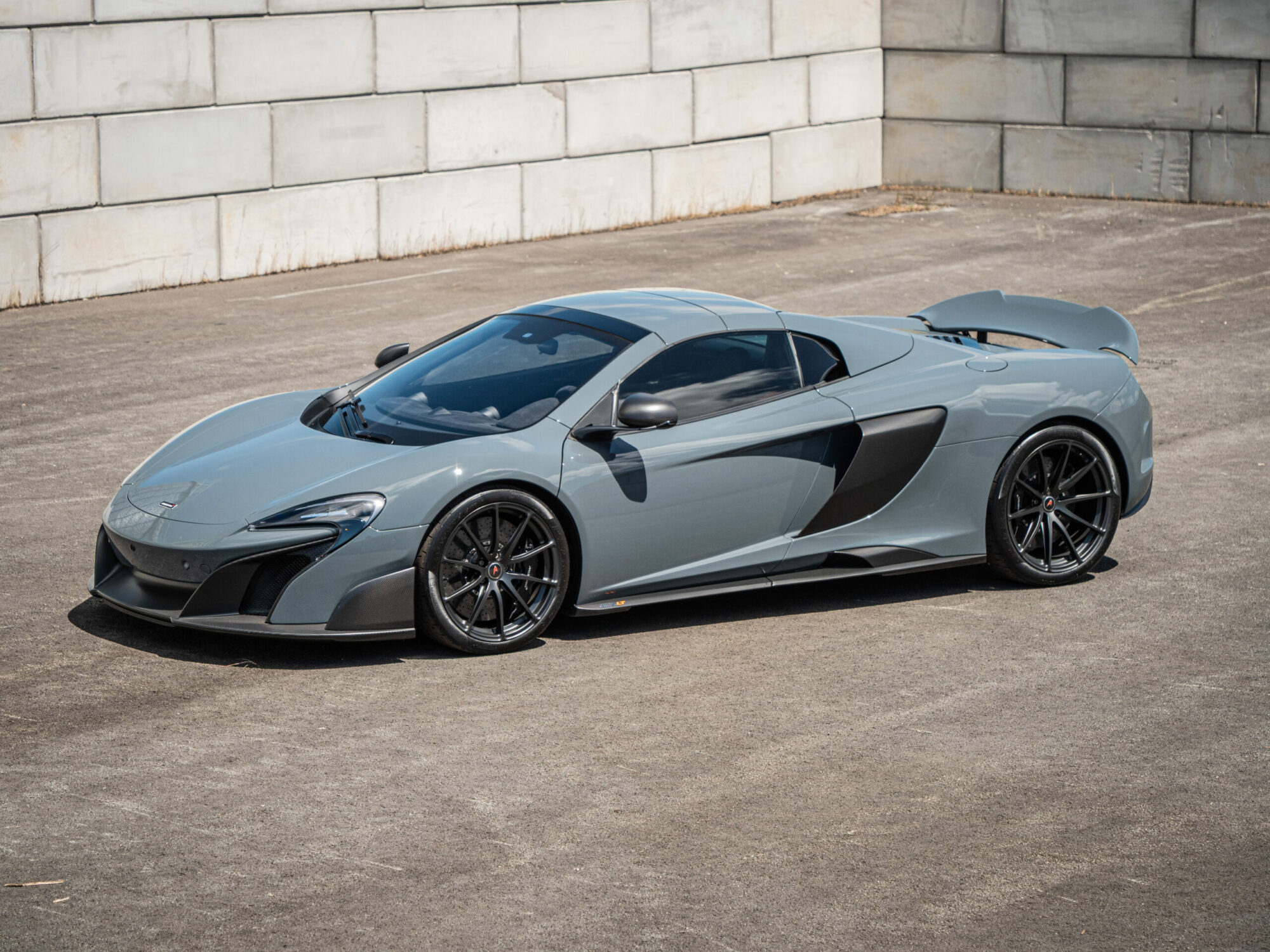 À vendre – MCLAREN – 675LT Spider – 2017 – Chicane Grey – 11 900 km – 675 ch – V8 Bi-Turbo – Transmission : Sequentielle – Vue principale – Origine Angleterre – Privaty Cars – Conciergerie automobile pour véhicules de sport proche de Nantes