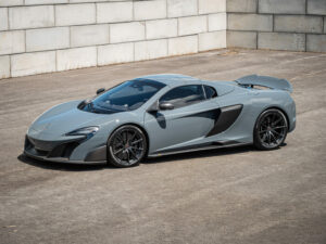 À vendre – MCLAREN – 675LT Spider – 2017 – Chicane Grey – 11 900 km – 675 ch – V8 Bi-Turbo – Transmission : Sequentielle – Vue principale – Origine Angleterre – Privaty Cars – Conciergerie automobile pour véhicules de sport proche de Nantes