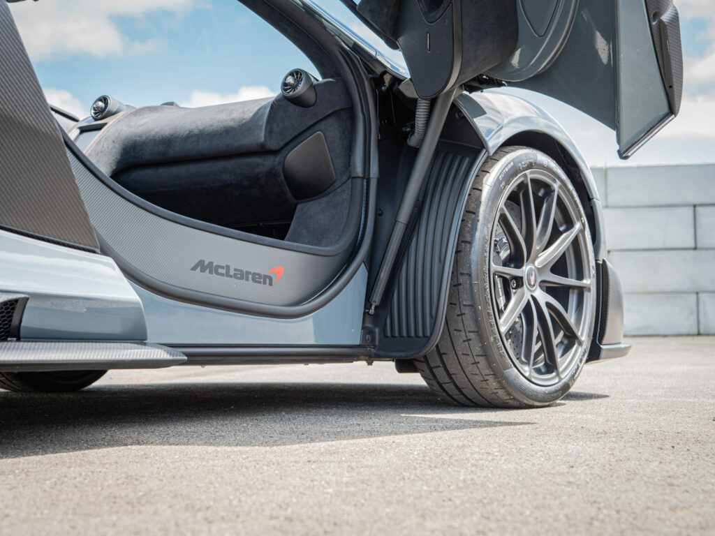 Porte en carbone avec ouverture papillon – MCLAREN – 675LT Spider – 2017 – Chicane Grey – 675 ch – V8 Bi-Turbo – 11 900 km – Transmission : Sequentielle – Origine Angleterre – Privaty Cars – Expert des sportives d’occasion haut de gamme à 2 heures de Paris en TGV