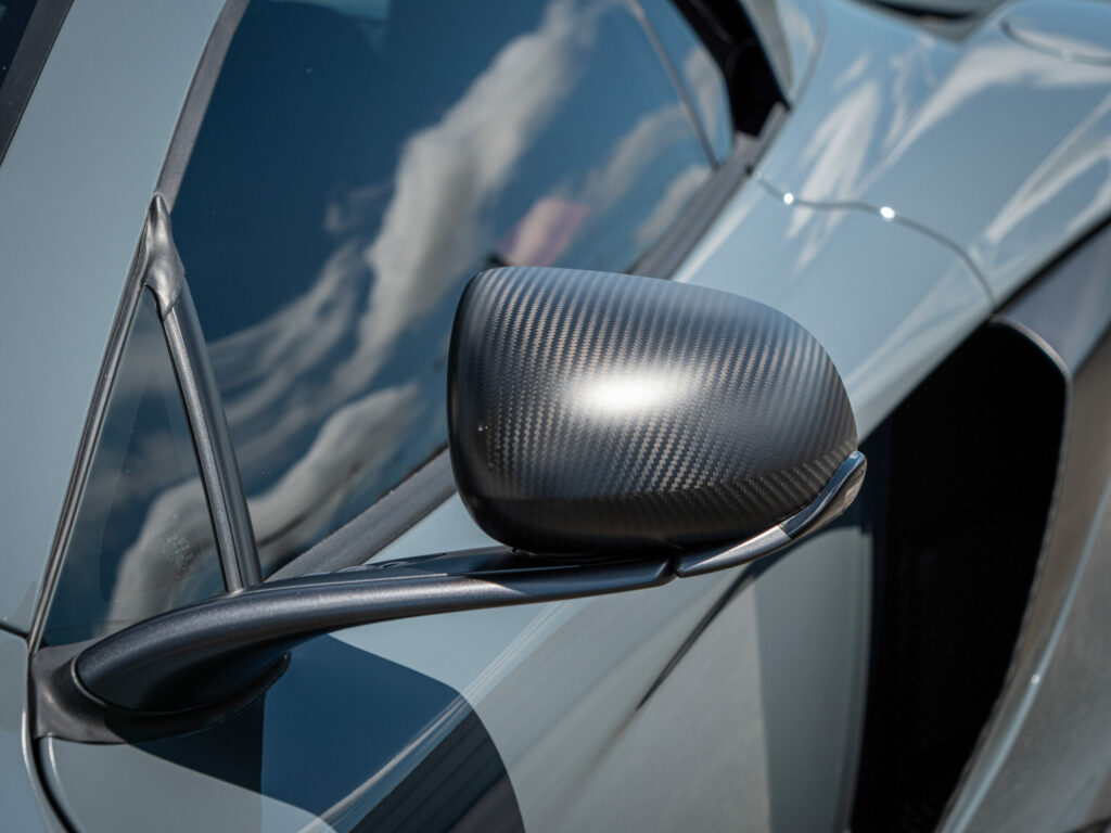 Rétroviseur en fibre de carbone – MCLAREN – 675LT Spider – 2017 – Chicane Grey – 675 ch – V8 Bi-Turbo – 11 900 km – Transmission : Sequentielle – Origine Angleterre – Privaty Cars – Spécialiste indépendant Porsche, Ferrari et McLaren dans l’Ouest de la France