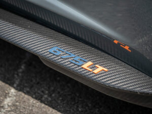 Bavette en fibre de carbone – MCLAREN – 675LT Spider – 2017 – Chicane Grey – 675 ch – V8 Bi-Turbo – 11 900 km – Transmission : Sequentielle – Origine Angleterre – Privaty Cars – Reprise de voitures de sport et collection à 2 heures de Paris en TGV