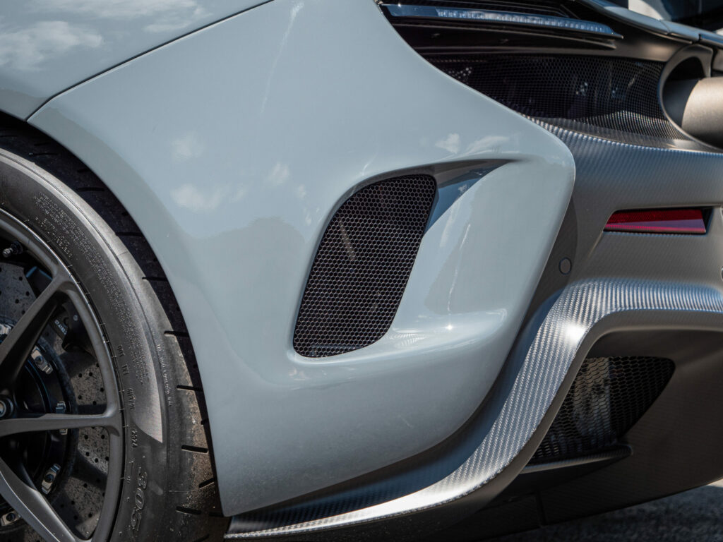 Aile arrière avec grille d'aération – MCLAREN – 675LT Spider – 2017 – Chicane Grey – 675 ch – V8 Bi-Turbo – 11 900 km – Transmission : Sequentielle – Origine Angleterre – Privaty Cars – Négoce de véhicules GT et sportives d’exception près de Niort