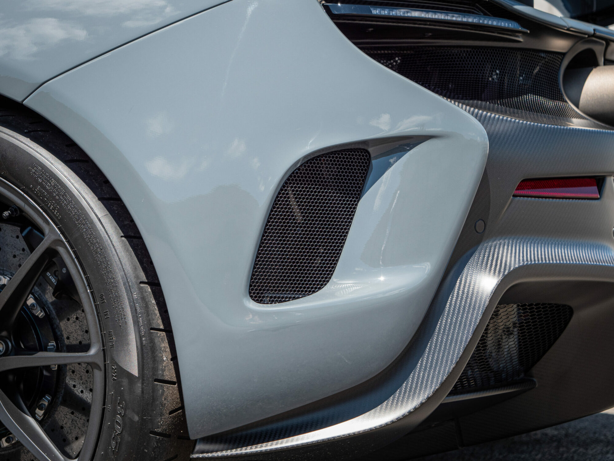 Aile arrière avec grille d'aération – MCLAREN – 675LT Spider – 2017 – Chicane Grey – 675 ch – V8 Bi-Turbo – 11 900 km – Transmission : Sequentielle – Origine Angleterre – Privaty Cars – Négoce de véhicules GT et sportives d’exception près de Niort