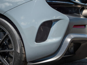 Aile arrière avec grille d'aération – MCLAREN – 675LT Spider – 2017 – Chicane Grey – 675 ch – V8 Bi-Turbo – 11 900 km – Transmission : Sequentielle – Origine Angleterre – Privaty Cars – Négoce de véhicules GT et sportives d’exception près de Niort