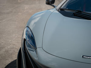 Phares avant avec design aérodynamique – MCLAREN – 675LT Spider – 2017 – Chicane Grey – 675 ch – V8 Bi-Turbo – 11 900 km – Transmission : Sequentielle – Origine Angleterre – Privaty Cars – Conciergerie automobile pour véhicules de sport en Charente-Maritime