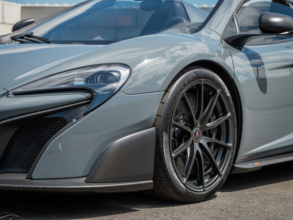 Phares avant avec design aérodynamique – MCLAREN – 675LT Spider – 2017 – Chicane Grey – 675 ch – V8 Bi-Turbo – 11 900 km – Transmission : Sequentielle – Origine Angleterre – Privaty Cars – Spécialiste des sportives d’occasion à La Rochelle