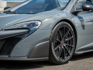 Phares avant avec design aérodynamique – MCLAREN – 675LT Spider – 2017 – Chicane Grey – 675 ch – V8 Bi-Turbo – 11 900 km – Transmission : Sequentielle – Origine Angleterre – Privaty Cars – Spécialiste des sportives d’occasion à La Rochelle