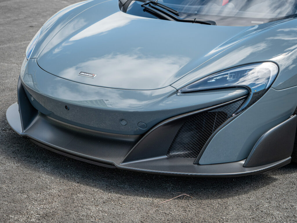 Spoiler avant en carbone – MCLAREN – 675LT Spider – 2017 – Chicane Grey – 675 ch – V8 Bi-Turbo – 11 900 km – Transmission : Sequentielle – Origine Angleterre – Privaty Cars – Spécialiste indépendant Porsche, Ferrari et McLaren près de Niort