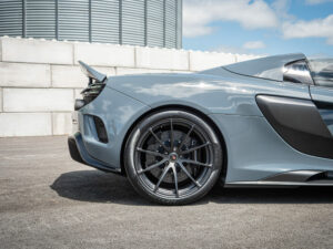 Jante alliage noir avec freins perforés – MCLAREN – 675LT Spider – 2017 – Chicane Grey – 675 ch – V8 Bi-Turbo – 11 900 km – Transmission : Sequentielle – Origine Angleterre – Privaty Cars – Dépôt-vente de véhicules MCLAREN à 2 heures de Paris en TGV
