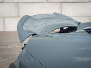 Aileron arrière en position relevée – MCLAREN – 675LT Spider – 2017 – Chicane Grey – 675 ch – V8 Bi-Turbo – 11 900 km – Transmission : Sequentielle – Origine Angleterre – Privaty Cars – Courtage automobile pour véhicules exclusifs en Charente-Maritime