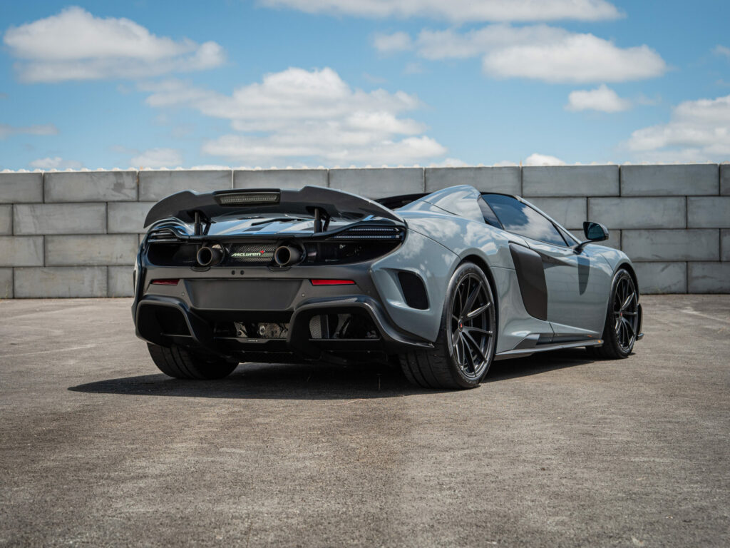Vue arrière avec aileron et échappements – MCLAREN – 675LT Spider – 2017 – Chicane Grey – 675 ch – V8 Bi-Turbo – 11 900 km – Transmission : Sequentielle – Origine Angleterre – Privaty Cars – Courtage automobile pour véhicules exclusifs à 2 heures de Paris en TGV