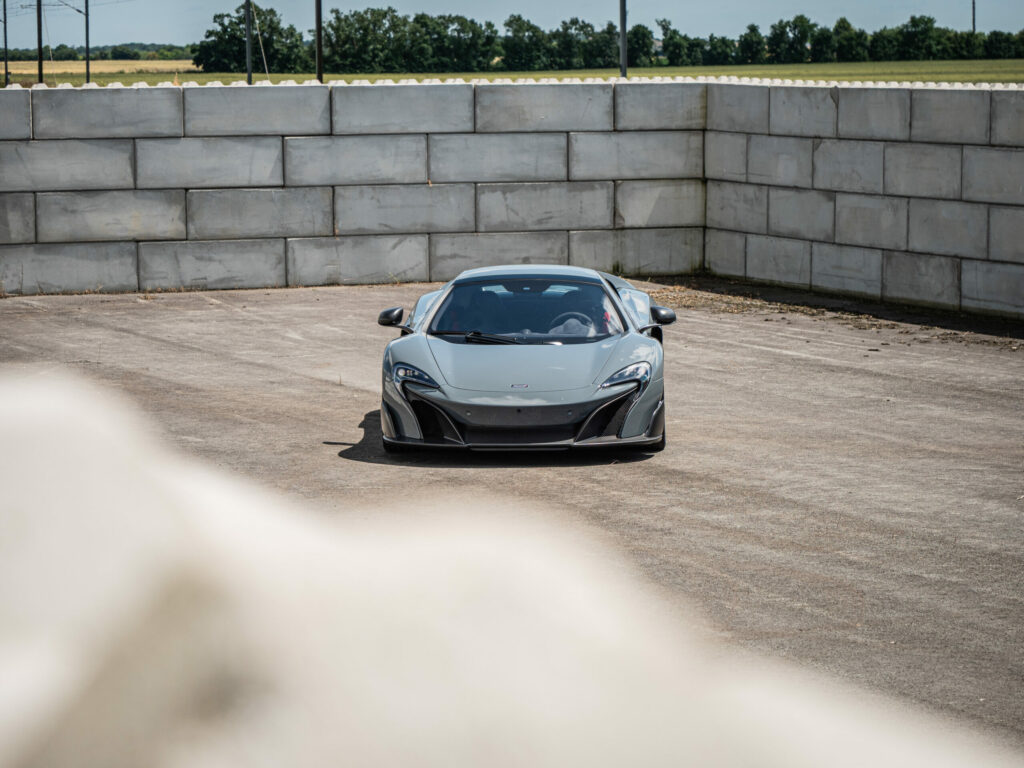 Vue avant avec phares distinctifs – MCLAREN – 675LT Spider – 2017 – Chicane Grey – 675 ch – V8 Bi-Turbo – 11 900 km – Transmission : Sequentielle – Origine Angleterre – Privaty Cars – Conciergerie automobile pour véhicules de sport à La Rochelle