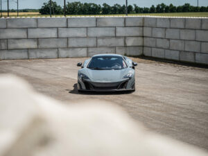 Vue avant avec phares distinctifs – MCLAREN – 675LT Spider – 2017 – Chicane Grey – 675 ch – V8 Bi-Turbo – 11 900 km – Transmission : Sequentielle – Origine Angleterre – Privaty Cars – Conciergerie automobile pour véhicules de sport à La Rochelle