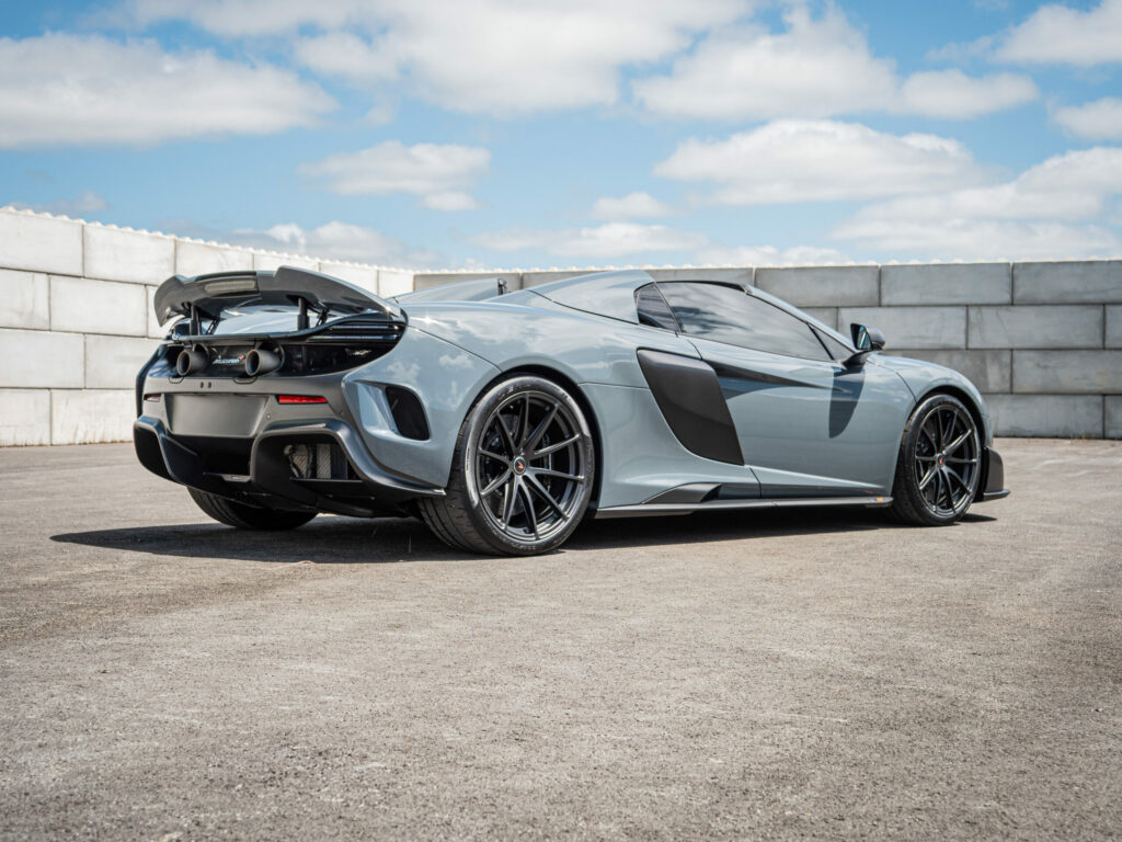 Aileron arrière avec sorties d'échappement – MCLAREN – 675LT Spider – 2017 – Chicane Grey – 675 ch – V8 Bi-Turbo – 11 900 km – Transmission : Sequentielle – Origine Angleterre – Privaty Cars – Chasseur de voitures de sport sur mesure près de Poitiers