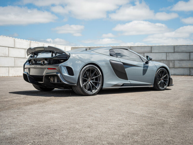 Aileron arrière avec sorties d'échappement – MCLAREN – 675LT Spider – 2017 – Chicane Grey – 675 ch – V8 Bi-Turbo – 11 900 km – Transmission : Sequentielle – Origine Angleterre – Privaty Cars – Chasseur de voitures de sport sur mesure près de Poitiers