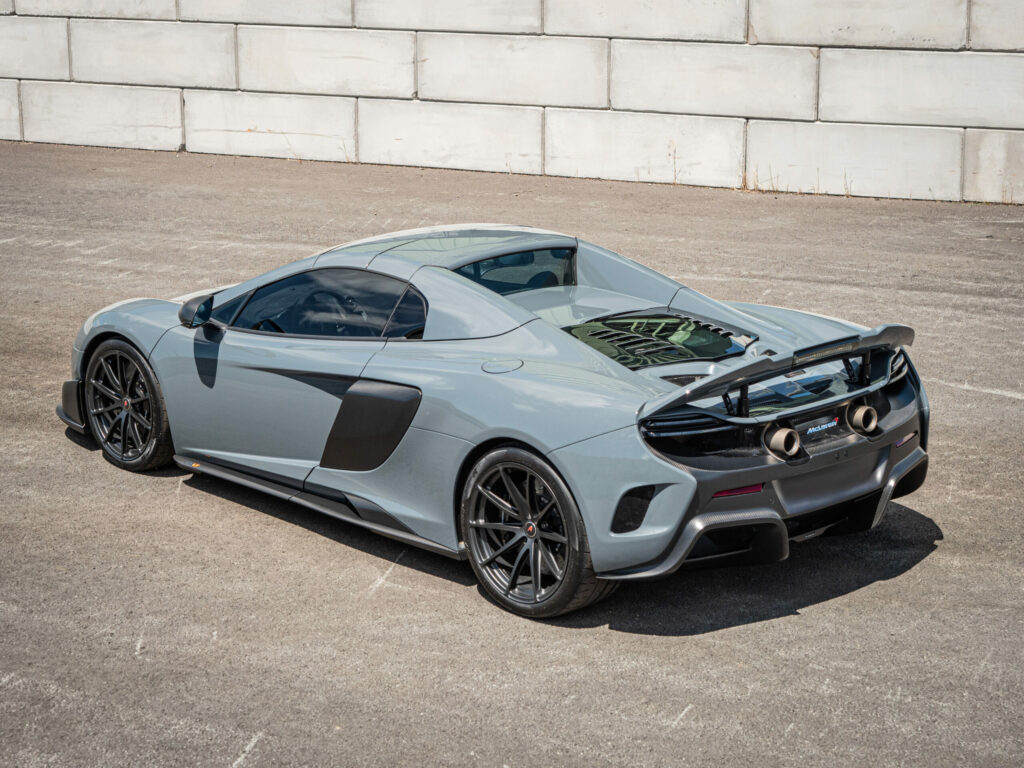 Vue arrière avec aileron et échappements – MCLAREN – 675LT Spider – 2017 – Chicane Grey – 675 ch – V8 Bi-Turbo – 11 900 km – Transmission : Sequentielle – Origine Angleterre – Privaty Cars – Service de courtage et recherche automobile premium en Nouvelle-Aquitaine