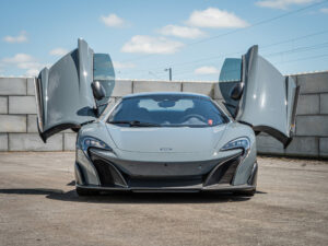 Porte papillon ouverte – MCLAREN – 675LT Spider – 2017 – Chicane Grey – 675 ch – V8 Bi-Turbo – 11 900 km – Transmission : Sequentielle – Origine Angleterre – Privaty Cars – Estimation et rachat de véhicules haut de gamme proche de Nantes