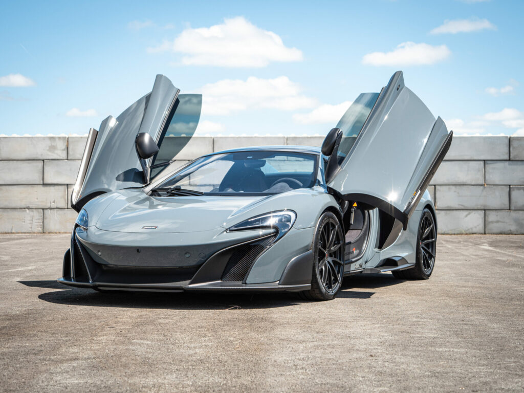 Portes papillon ouvertes – MCLAREN – 675LT Spider – 2017 – Chicane Grey – 675 ch – V8 Bi-Turbo – 11 900 km – Transmission : Sequentielle – Origine Angleterre – Privaty Cars – Sélection de véhicules MCLAREN disponibles dans l’Ouest de la France