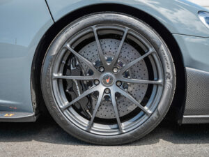 Jantes en alliage noir mat – MCLAREN – 675LT Spider – 2017 – Chicane Grey – 675 ch – V8 Bi-Turbo – 11 900 km – Transmission : Sequentielle – Origine Angleterre – Privaty Cars – Rachat de Porsche et Ferrari d’occasion en Charente-Maritime