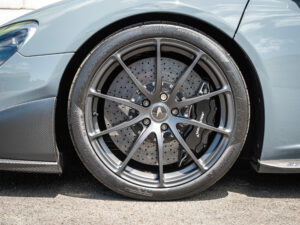 Jantes – MCLAREN – 675LT Spider – 2017 – Chicane Grey – 675 ch – V8 Bi-Turbo – 11 900 km – Transmission : Sequentielle – Origine Angleterre – Privaty Cars – Rachat cash de voitures de sport d’occasion à La Rochelle