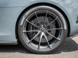 Jantes avec freins en carbone céramique – MCLAREN – 675LT Spider – 2017 – Chicane Grey – 675 ch – V8 Bi-Turbo – 11 900 km – Transmission : Sequentielle – Origine Angleterre – Privaty Cars – Showroom de voitures de sport haut de gamme entre Bordeaux et Nantes