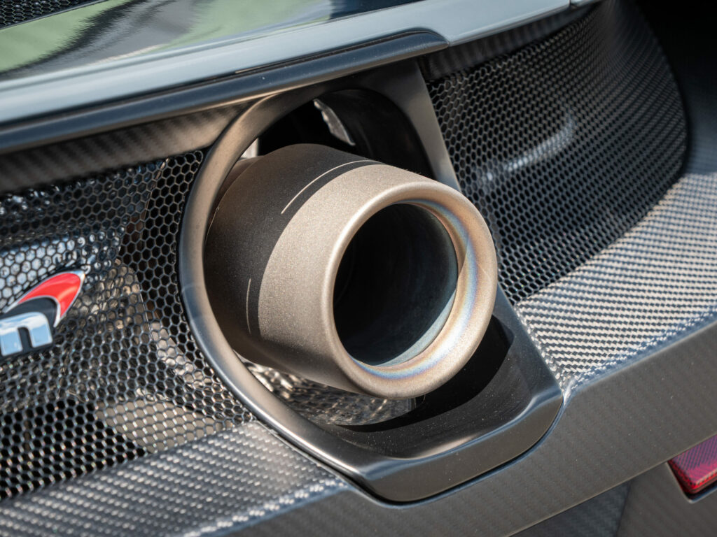 Échappement en titane avec finition mate – MCLAREN – 675LT Spider – 2017 – Chicane Grey – 675 ch – V8 Bi-Turbo – 11 900 km – Transmission : Sequentielle – Origine Angleterre – Privaty Cars – Achat et vente de véhicules MCLAREN d’occasion à La Rochelle