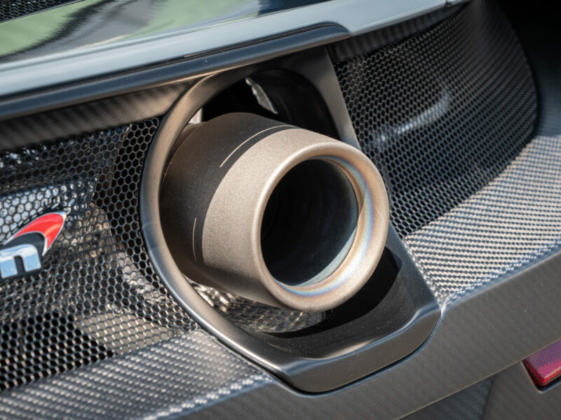 Échappement en titane avec finition mate – MCLAREN – 675LT Spider – 2017 – Chicane Grey – 675 ch – V8 Bi-Turbo – 11 900 km – Transmission : Sequentielle – Origine Angleterre – Privaty Cars – Achat et vente de véhicules MCLAREN d’occasion à La Rochelle
