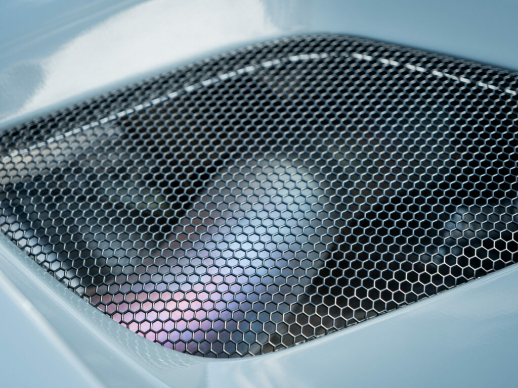 Grille en métal perforé – MCLAREN – 675LT Spider – 2017 – Chicane Grey – 675 ch – V8 Bi-Turbo – 11 900 km – Transmission : Sequentielle – Origine Angleterre – Privaty Cars – Rachat de Porsche et Ferrari d’occasion dans l’Ouest de la France